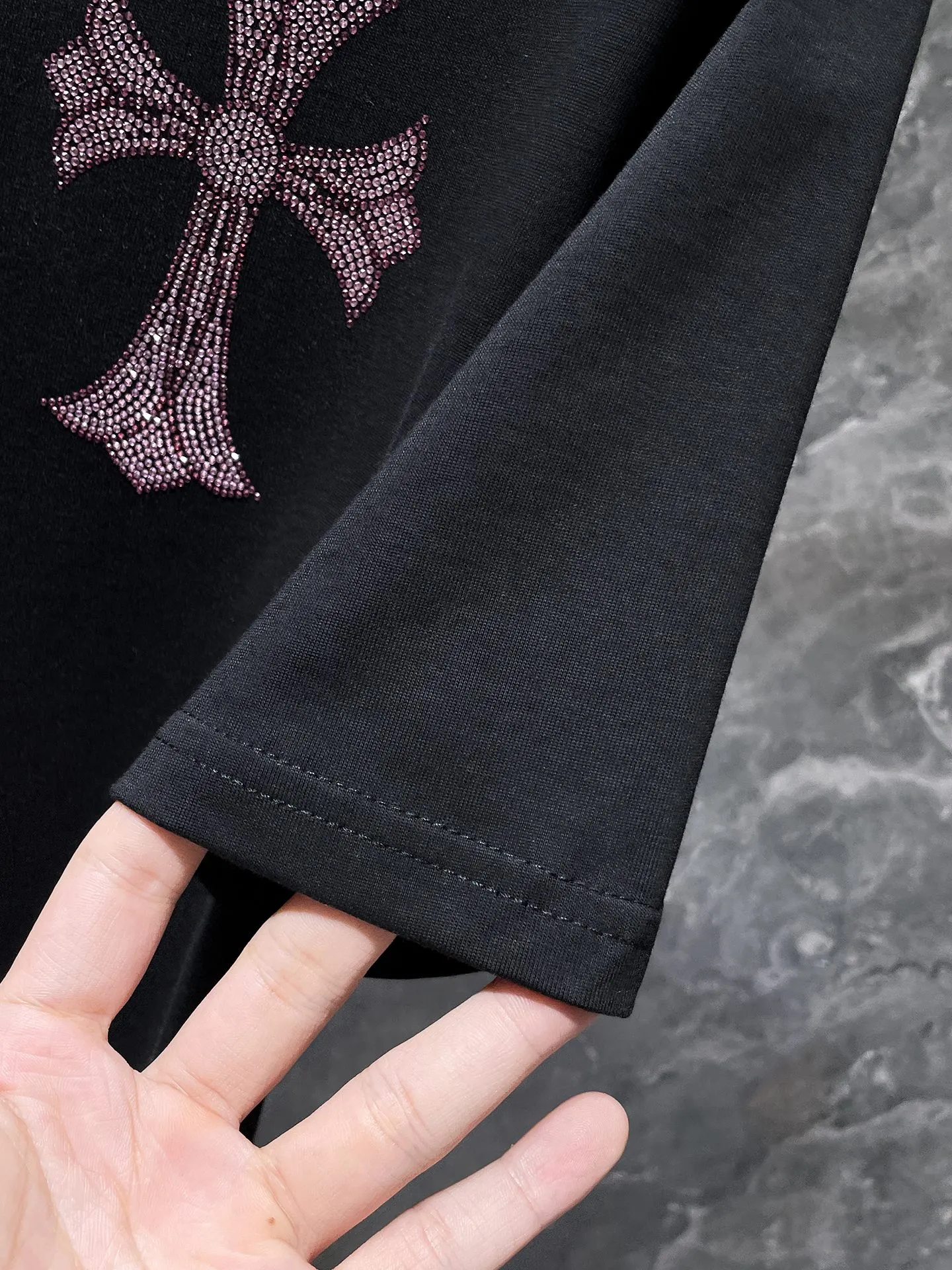 P170 New Chrome Hearts 25ss for summer. High-weight, environmentally friendly and high-quality top-quality fabric. 260g~285g. Heavy-duty hot-drilled horseshoes, Sanskrit letters, cross short-sleeves. Counter synchronization. 1:1 replica version. Recommended color: black. Size: S, M, L, XL.